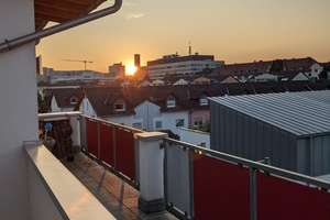 Sonnige Penthousewohnung mit Privatsphäre, Kamin und Tiefgarage