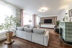 Komfort & Raum für die große Familie – modernisierte Maisonettewohnung mit Loggia und Dachterrasse