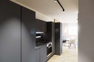 Erstbezug zum 01.10.2026: Design-Möbliertes Smart-Apartment im Herzen von Plattling – Deggendorfer Str. 14, 94447 Plattling – Vorschaubild 1