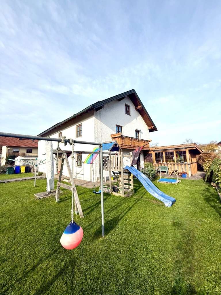 Immobilie in Burgkirchen an der Alz - Charmantes Einfamilienhaus mit Geschichte, großem Grundstück und vielseitigen Nutzungsmöglichkeiten - Bild 0