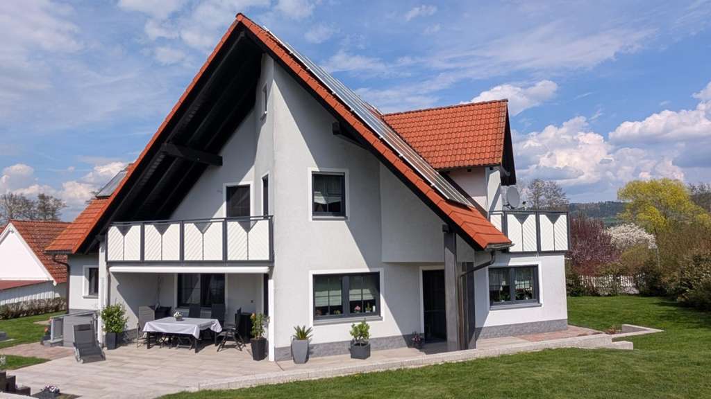 Immobilie in Goldkronach - -Maklerfrei- Top gepflegtes, komfortables Familienhaus mit nachhaltiger Technik und Traumgarten - Bild 0