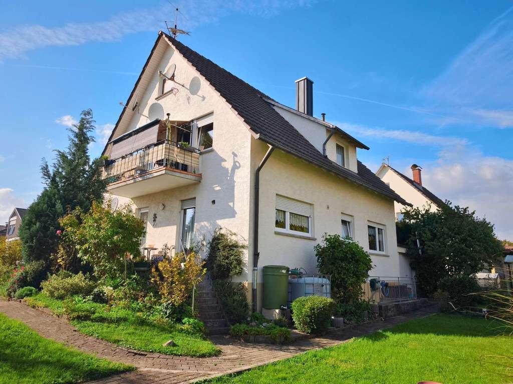 Immobilie in Singen (Hohentwiel) - Charmantes Zweifamilienhaus in Singen-Beuren mit Garage - Bild 2