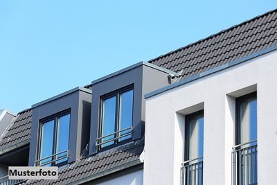 Einfamilien-Doppelhaushälfte mit Garage und Pool im Garten