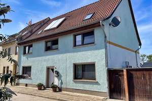 Charmantes Zweifamilienhaus mit Garten, Scheune & viel Platz! – Die vollständige Adresse der Immobilie erhältst du vom Anbieter., 99195 Großrudestedt – Vorschaubild 1