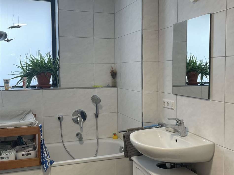 und in ein Bad mit Dusche,