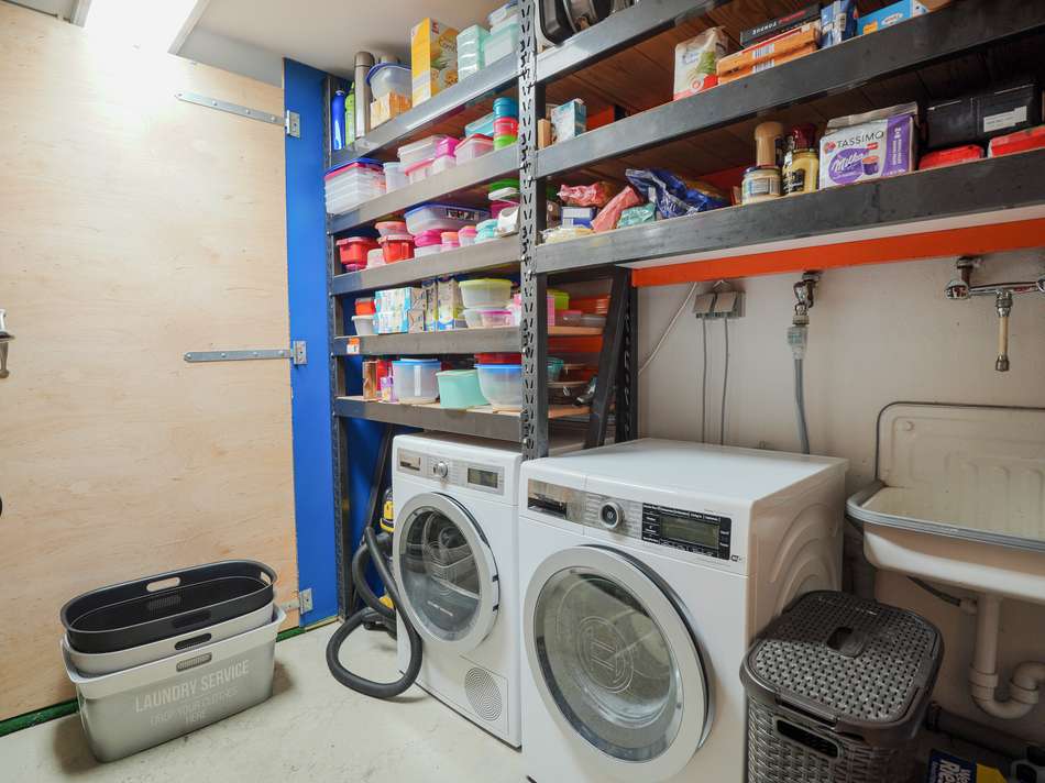 Waschküche und Vorräte