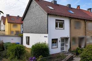 Reihenendhaus mit Südwestgrundstück, Garage und attraktiver Ausbaureserve in Bremen-Lesum