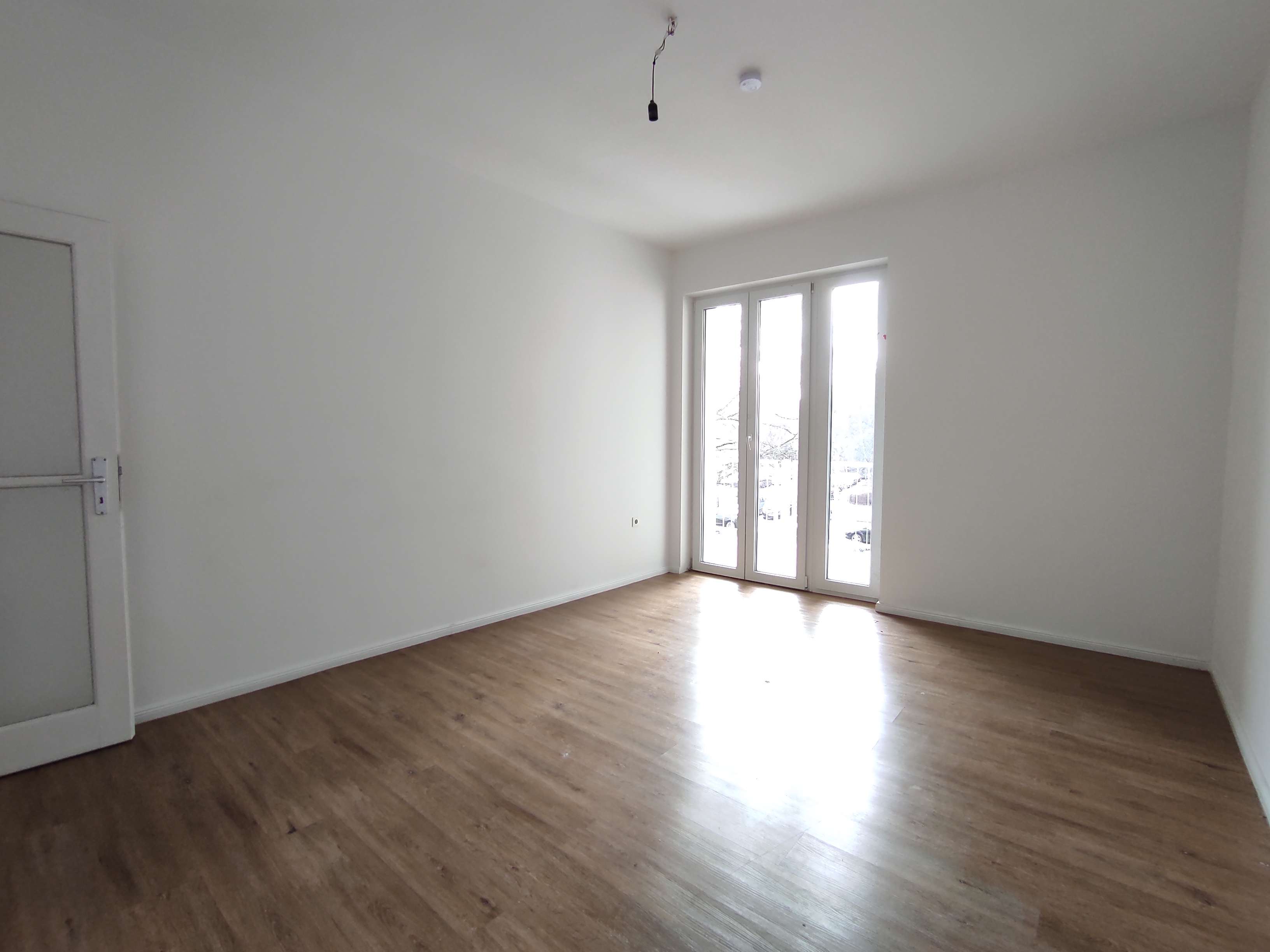 Sonnige Altbauwohnung mit Südbalkon und praktischem Keller – Kontakt: 0172-3261193, Berlin – Bild 4