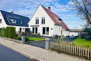 Zweifamilienhaus in ruhiger Wohnstraße - Ihre Chance auf ein großes Grundstück in Menden Halingen. – Märkischer Kreis – Vorschaubild 1