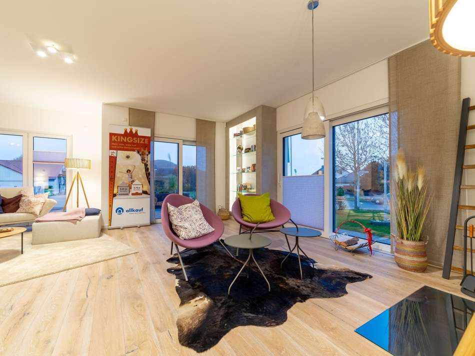 geräumiges Wohnzimmer