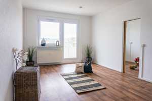 3-Raum-Wohnung mit Balkon zum Sofortbezug – Am Harthwald 26, 9123 Chemnitz – Vorschaubild 1