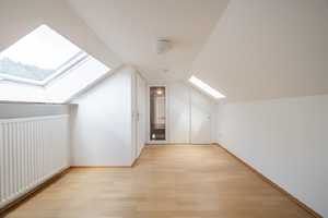 In sehr guter Lage: Gepflegtes Haus mit drei großen Wohneinheiten auf weitläufigem Grundstück – Frankfurt am Main – Vorschaubild 14