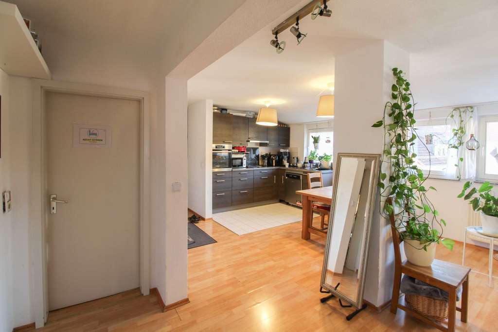 Immobilie in Esslingen am Neckar - Lichtdurchflutete 4-Zimmer-Wohnung mit zwei Tageslichtbädern und praktischen Zusatzflächen - Bild 3