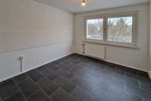 Hier ist ganz viel Platz! - 4-Zimmer-Wohnung mit Balkon, frisch renoviert - ** AB AUGUST **! – Ringstraße 197, 4209 Grünau-Mitte, Leipzig – Vorschaubild 1