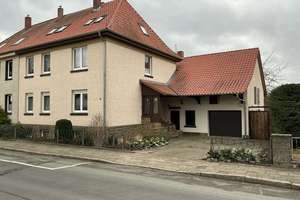 Doppelhaushälfte mit Nebengebäude & Ausbaureserve auf 625 m² Grundstück (provisionsfrei)