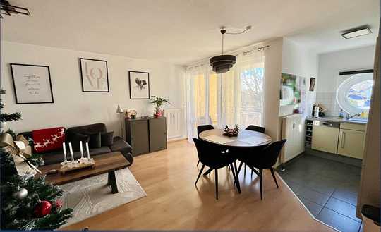 Moderne helle 2-Zimmer-Wohnung mit Balkon