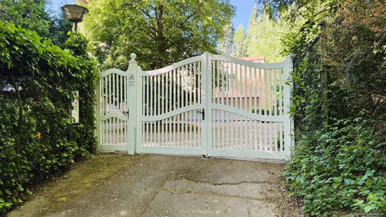 Einfamilienhaus mit Penthouse, Einliegerwohnung, Pool und großem Grundstück - Preis auf Anfrage, Stadtverband Saarbrücken Kreis – Bild 1