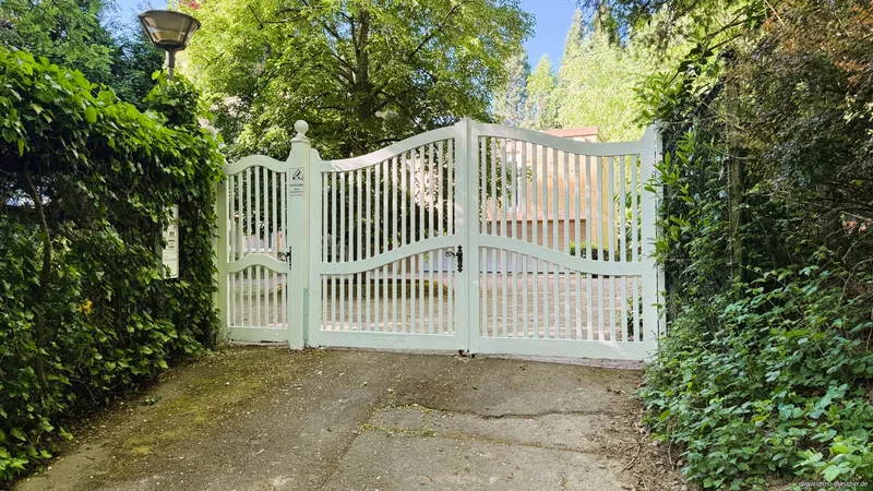 Einfamilienhaus mit Penthouse, Einliegerwohnung, Pool und großem Grundstück - Preis auf Anfrage, Stadtverband Saarbrücken Kreis – Bild 3