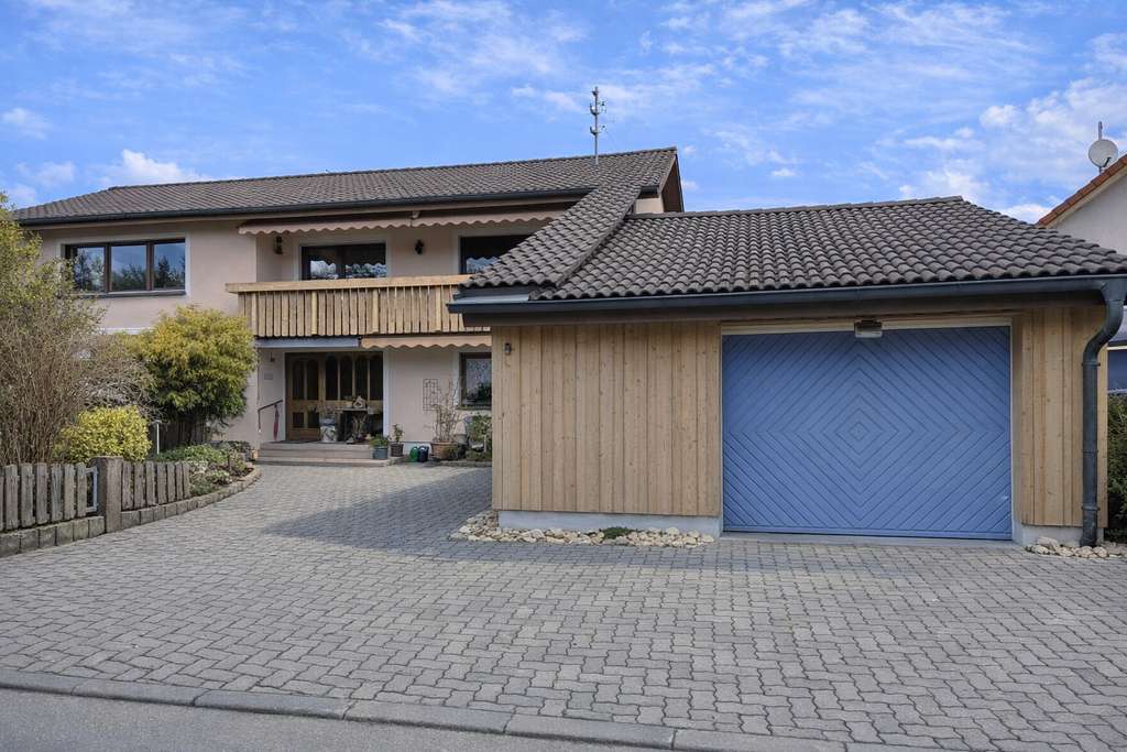 Immobilie in Deggenhausertal - Attraktives Mehrfamilienhaus mit 2 großen Wohnungen, Nebengebäude, XL-Garagen und großem Grundstück - Bild 0