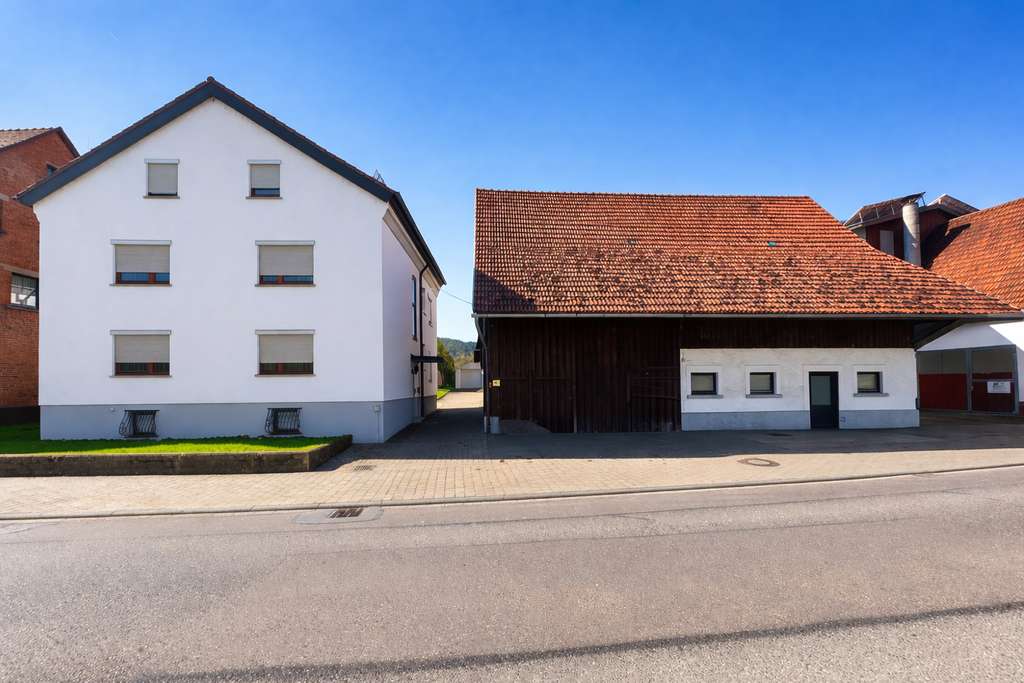 Immobilie in Gaildorf - Zweifamilienhaus mit Scheune, Garage und Außenstellplätzen - Bild 2