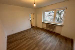 Einfache, helle, ruhige, 3-Zimmer-Wohnung mit sep. Küche in München-Moosach nähe U3