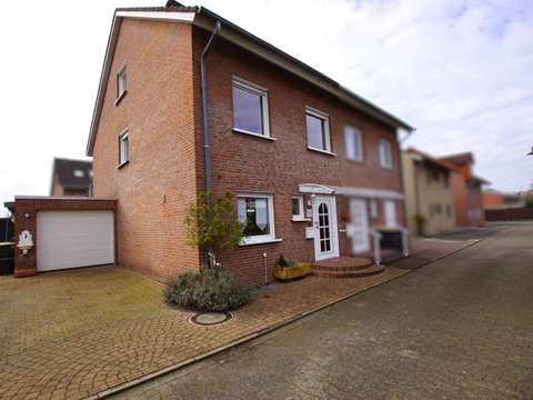 Schone Doppelhaushalfte Mit Garten Und Garagen Sucht Mieter