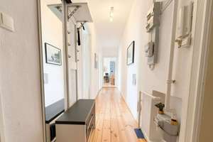 2-Zimmer-Altbauwohnung | 4. OG | Gartenhaus | Wohnküche | HWR | ruhig | Gute Lage | Wohngeld 183 € – Die vollständige Adresse der Immobilie erhältst du vom Anbieter., 10589 Charlottenburg, Berlin – Vorschaubild 2