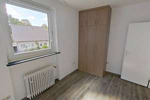 Viel Raum zum Leben: Gepflegte 4-Zimmer-Wohnung mit Balkon, Einbauschränken & 2 Bädern – Am Heilandsfrieden 15, 33104 Schloß Neuhaus, Paderborn – Vorschaubild 7