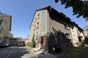 2,5 Raum in ruhigem 3 Parteienhaus. DG mit großzügigem Raumgefühl. Garage optional.