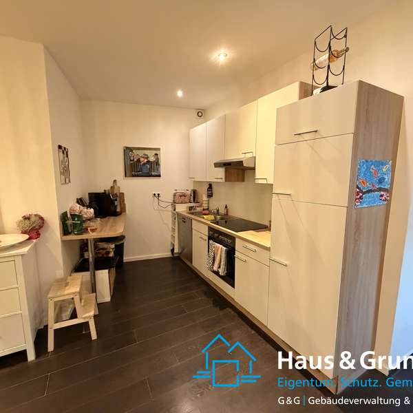 *** Moderne 4-Zimmer-Wohnung mit Stellplatz & zwei Bädern ***