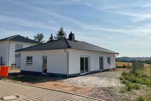Nachhaltiges Wohnen in Chemnitz-Euba:  Bungalow mit Wärmepumpe, PV-Anlage und Speicher! – Chemnitz – Vorschaubild 1