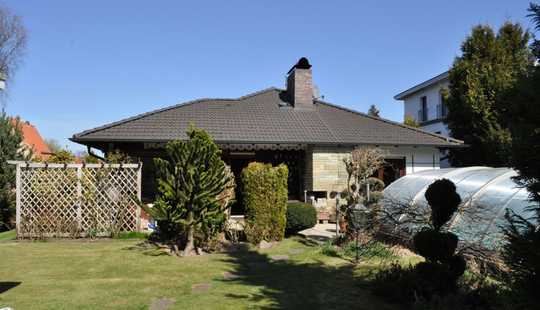 Bild von Tolles Grundstück! Heute kaufen und in einigen Jahren einziehen - Walmdachbungalow in gefragter Lage
