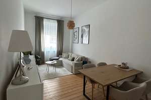 Sehr schön sanierte Wohnung mit zwei Balkonen, Dielenböden und Wohnküche in stilvollem Altbau!