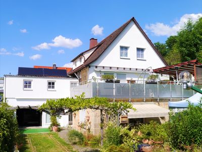 Zweifamilienhaus mit großer Terrasse, Einbauküche und Garage in Neuffen