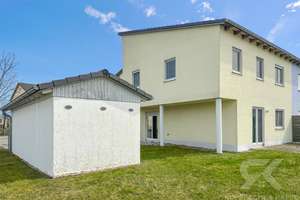 Moderne Doppelhaushälfte mit neuen Leitungen auf großem Grundstück in ruhiger Lage von Schwarzenbach – Die vollständige Adresse der Immobilie erhältst du vom Anbieter., 92720 Schwarzenbach – Vorschaubild 2