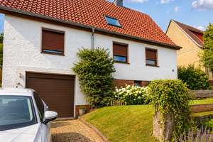 Viel Platz für Ihre Wohnträume – gepflegtes Zweifamilienhaus mit großem Sonnengrundstück