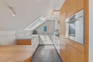 Moderne, lichtdurchflutete 3 Zimmer DG-Wohnung mit großem Süd-Ost-Balkon und Garage – Die vollständige Adresse der Immobilie erhältst du vom Anbieter., 70599 Schönberg, Stuttgart – Vorschaubild 2