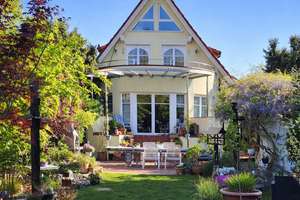 Viel Raum zum Leben – stilvolles Haus mit Wintergarten, Kamin und traumhaftem Garten – Die vollständige Adresse der Immobilie erhältst du vom Anbieter., 30938 Burgwedel – Vorschaubild 1