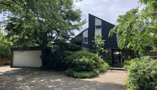 Bild von Haus im Grünen in der Stadt