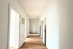 Kein Hammer nötig. Wir haben renoviert/No DIY required – we’ve already taken care of the renovation. – Bernsdorfer Straße 82, 9126 Bernsdorf, Chemnitz – Vorschaubild 2