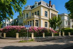 Elegante Endetagenwohnung in prachtvoller Altbauvilla, idyllische Bestlage: in nur 400m zur Alster – Die vollständige Adresse der Immobilie erhältst du vom Anbieter., 22085 Uhlenhorst, Hamburg – Vorschaubild 1