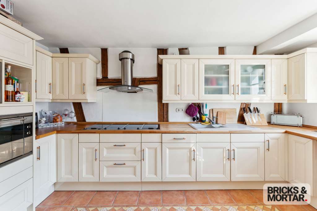 Immobilie in Altdorf bei Nürnberg - Historisches Wohnen auf drei Ebenen in der Altstadt: Maisonettewohnung mit Galerie, Dachloggia, EBK  - Bild 1