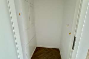 Sehr ruhige Wohnung zum Innenhof mit EBK, Abstellkammer, Balkon und Waschmaschinenanschluss! – Otto-Franke-Straße 45, 12489 Adlershof, Berlin – Vorschaubild 4