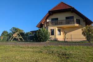 Einziehen & Wohlfühlen
Einfamilienhaus (Baujahr 2000) mit Kamin, neuer Wärmeschutzverglasung (2020) – Die vollständige Adresse der Immobilie erhältst du vom Anbieter., 99755 Ellrich – Vorschaubild 9