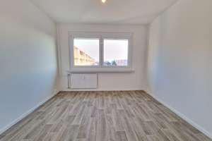 Noch ein paar Handgriffe und dann ist sie bereit! Ihre neue 3-Zimmer-Wohnung wartet! – 1169 Gorbitz-Ost, Dresden – Vorschaubild 6