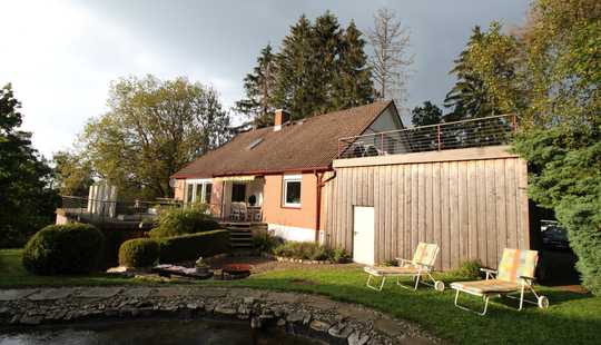 Bild von Idyllisches Wohnen mit Weitblick: Vielseitiges Zweifamilienhaus in Schmittens begehrter Hegewiese
