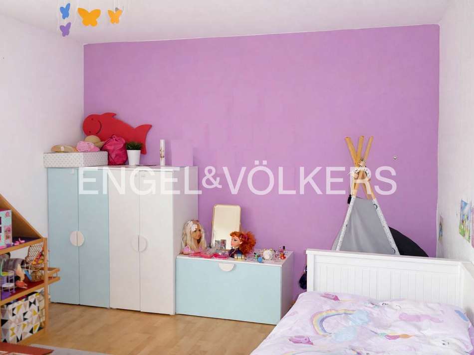Kinderzimmer mit Balkonzugang