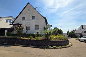 Tolles, freistehendes Einfamilienhaus mit Wintergarten, Terrasse und Garage in Ortsrandlage