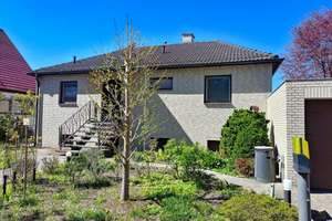 Gepflegtes Einfamilienhaus mit großem Garten und Garage in Bestlage
