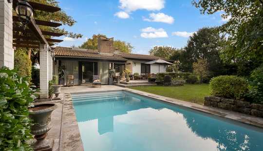 Bild von Wohnen mit direktem Waldzugang: Freistehender Bungalow mit Pool und großzügigem Grundriss